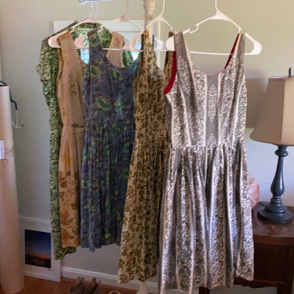 Lot of 1950’s dresses! Great to use for patterns✨